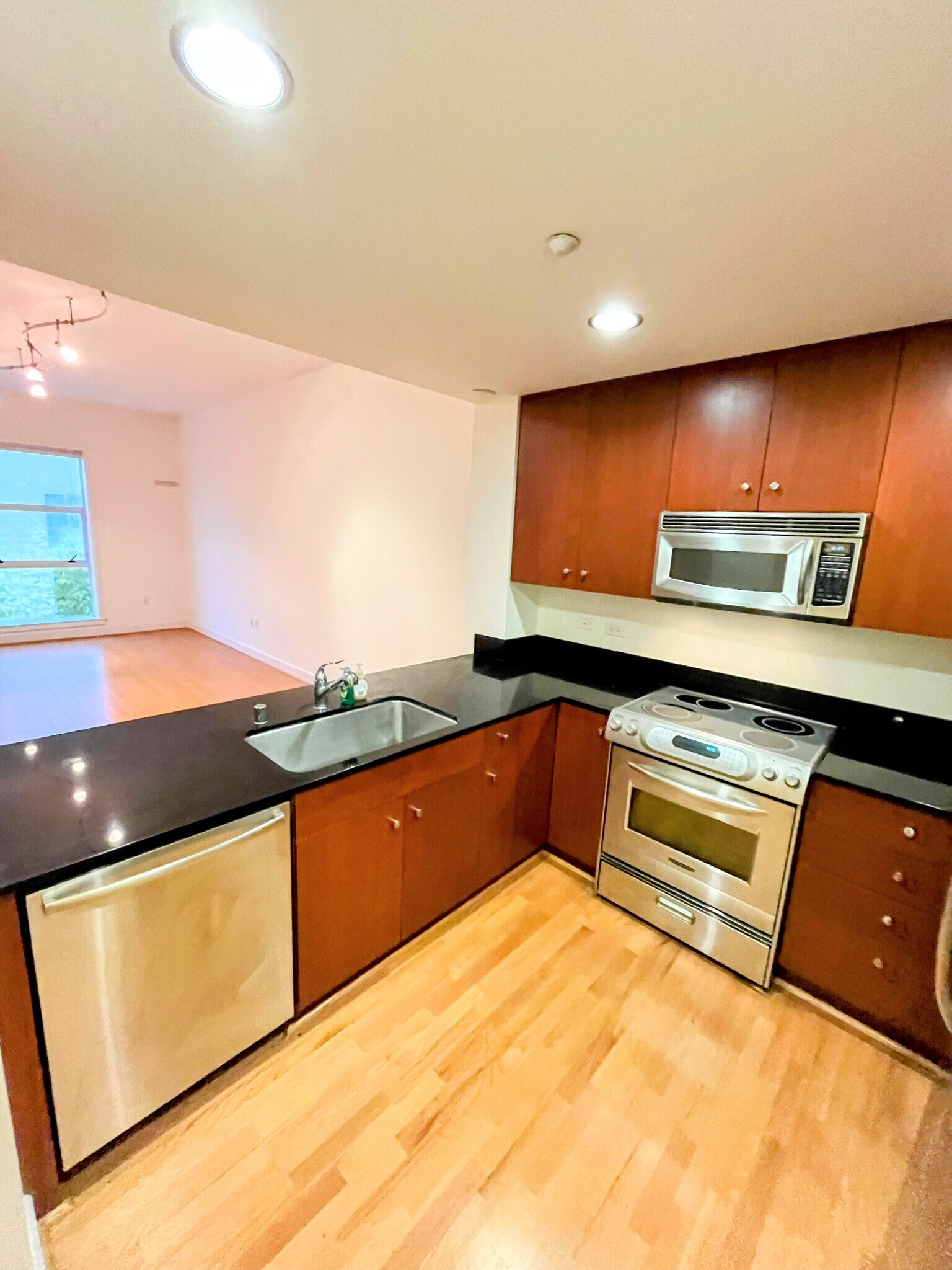 Building Photo - 585 9th St