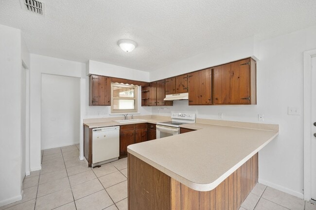 Building Photo - Spacious 3-Bedroom Home with Fireplace, Split Floor Plan & Screened Lanai in Southeast Ocala!
