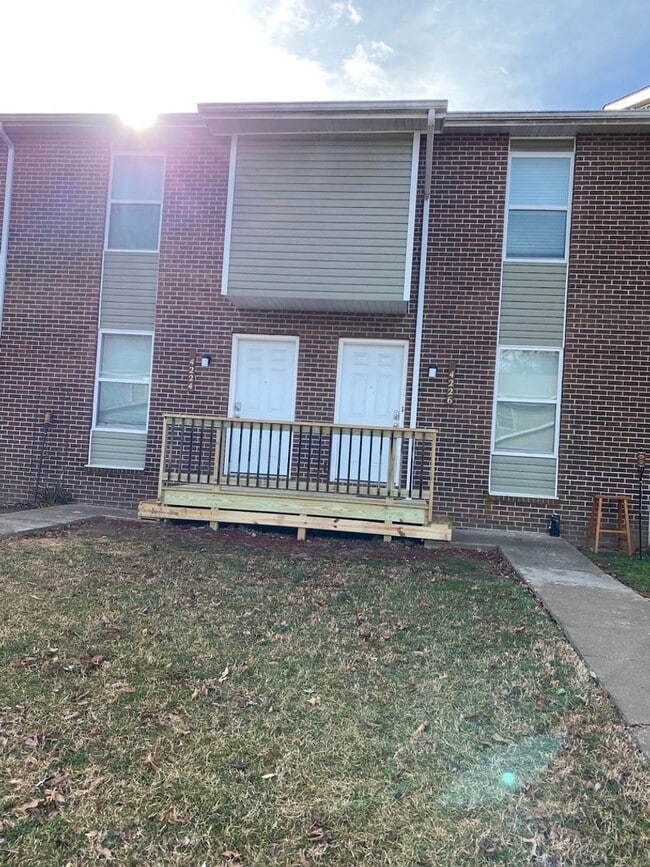 Building Photo - Three Level Condo with Garage