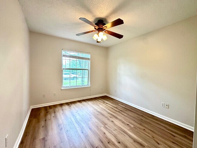 Building Photo - 5 minutes to the beach!  Remodeled Home!