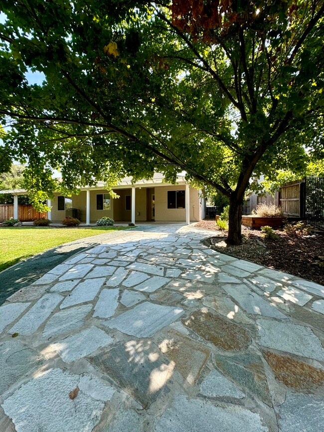 Building Photo - Stunning 3-bedroom 3-bathroom home in Yank...