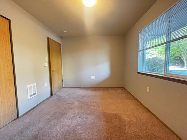Building Photo - Come experience the comfort and affordable...