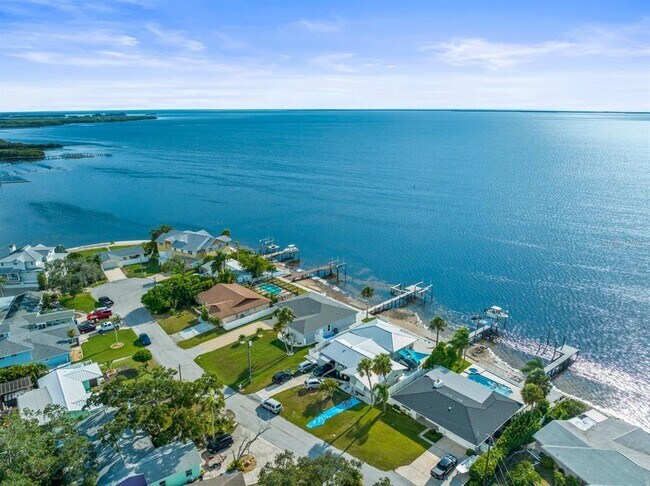 Building Photo - 1909 Gulfview Dr