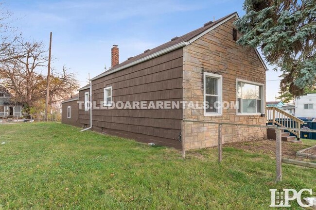 Building Photo - 1100 Waverly Ave