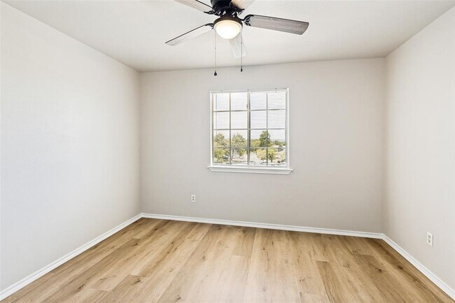 Building Photo - 945-947-947 Sagewood Trail