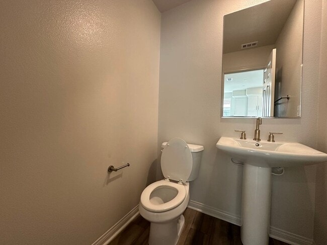 Building Photo - 2 BEDROOM HOME FOR LEASING IN Pomona