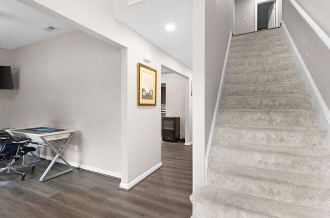 Building Photo - 4 Bed 2.5 Bath