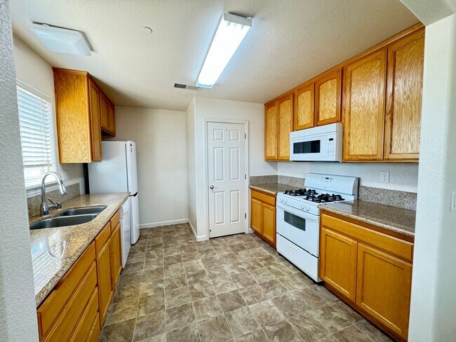 Building Photo - 3 bed/ 2 bath house in country setting