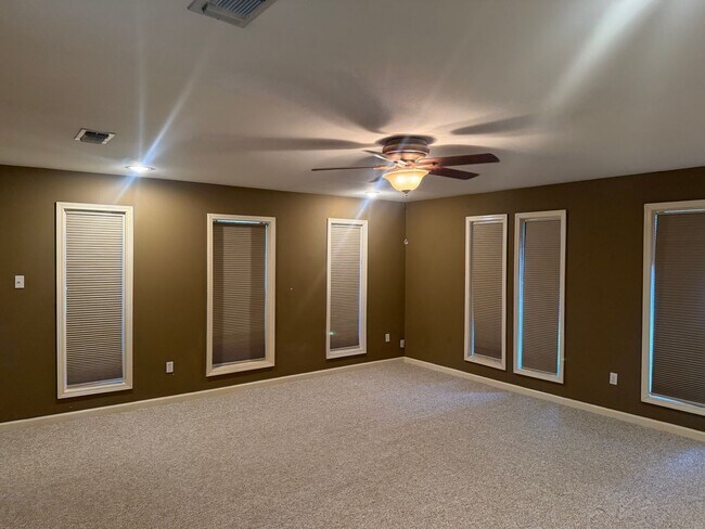 Building Photo - Rental Available Now in Lake Sherwood Acres!