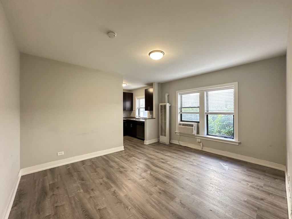 Building Photo - 722 W Brompton