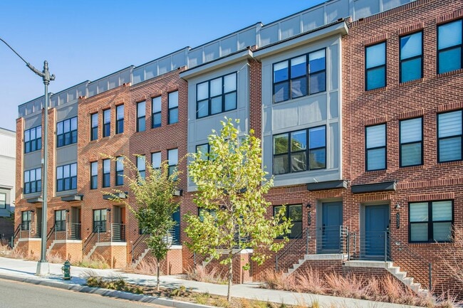 Building Photo - Spacious 4-level Home| 3 bedrooms + Garage parking!