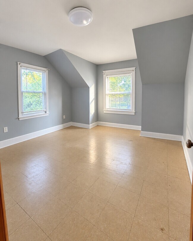 Building Photo - 337 Riverside Dr