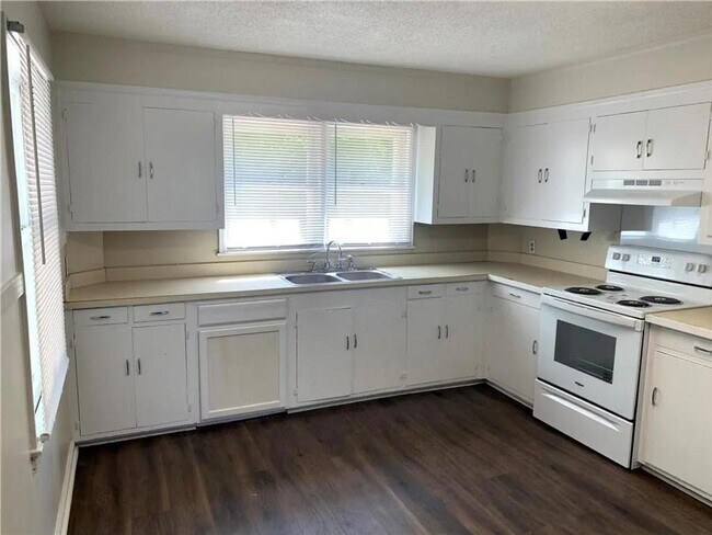 Building Photo - 3 Bedroom 1 Bathroom House in Mobile- FIRST MONTH RENT HALF OFF!!!