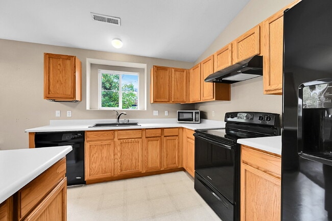 Building Photo - $1,900, 3-bed, 2-bath, located in Colorado...