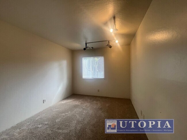 Building Photo - RENT SPECIAL: 50% off 1st months rent if the lease is signed by January 1st! Bright Natural Light...
