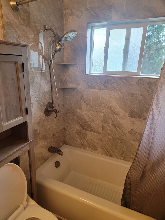 Building Photo - Updated 3 Bed 2 Bath Home With Brand New 2...