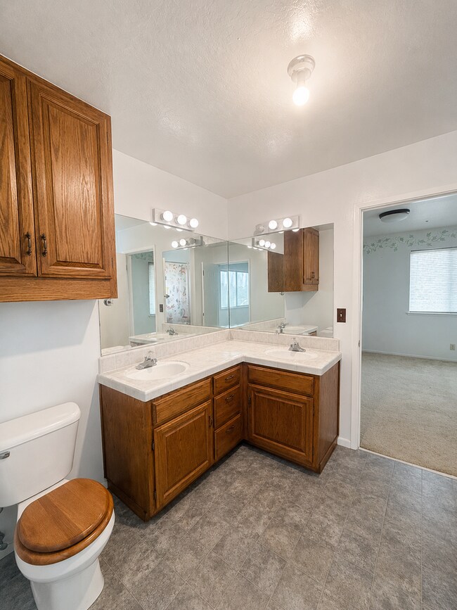 Building Photo - Beautiful Royal Oaks Home