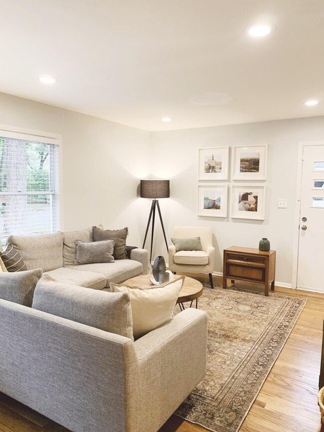 Building Photo - 1102 Greenbriar Cir