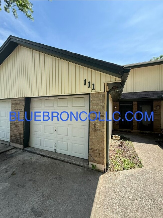 Building Photo - Spacious 2 Bedroom unit for a great price!