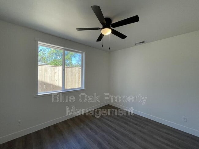 Building Photo - 266 E 6th Ave