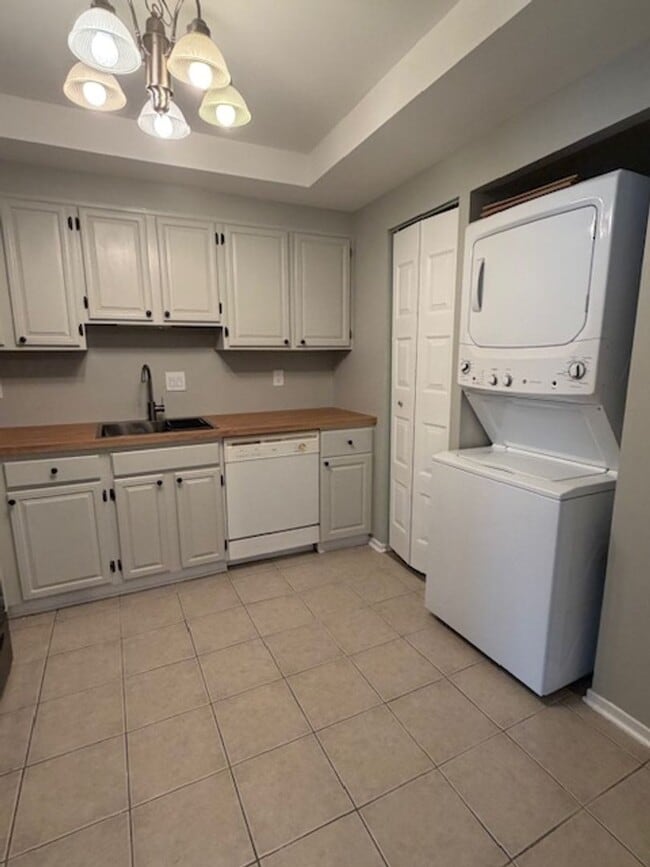 Building Photo - SPACIOUS 2 BEDROOM 2 BATH CONDO IN CENTER CT