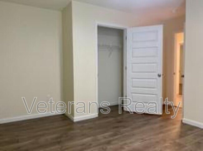 Building Photo - 8 Periwinkle Ln