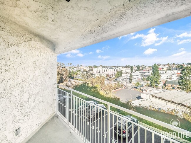 Building Photo - Beautiful 2BD/1BA W/ Updated Kitchen, AC, and In-Unit Laundry in Colina Del Sol!