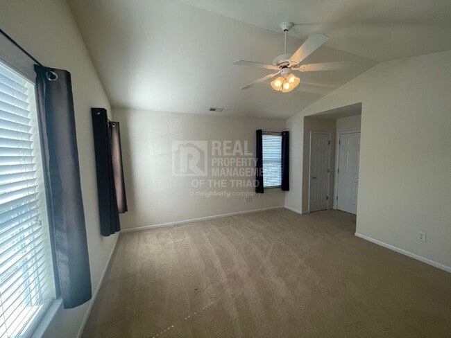 Building Photo - Amazing End Unit 3bd/2.5ba Townhome zoned ...