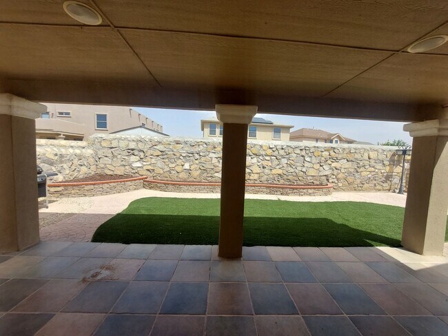 Building Photo - 4 BEDROOM 2 BATHROOM HOME 3 CAR GARAGE HOM...