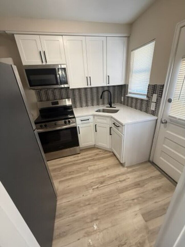 Building Photo - Updated 2-Bedroom Townhouse Near Mott Park