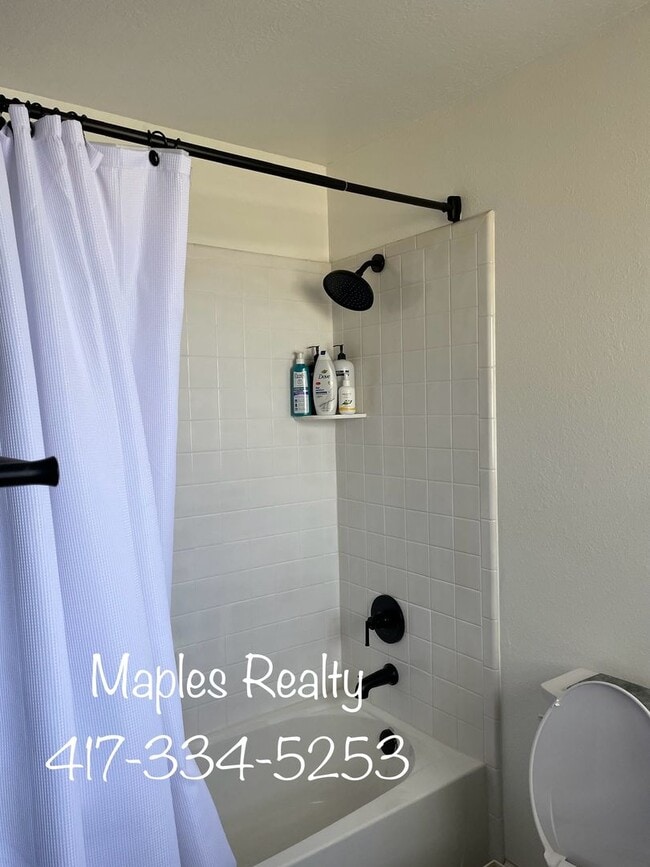 Building Photo - 4 bedroom, 2 bath furnished HOUSE in the H...
