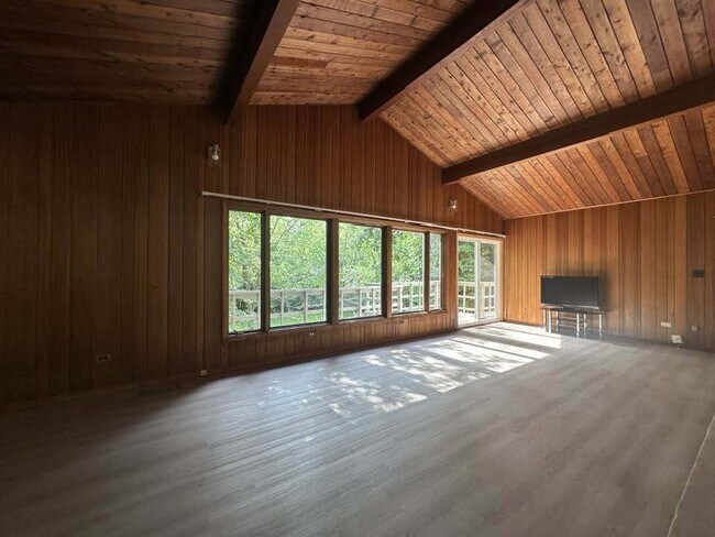 Building Photo - 2030 Crestwood Ln