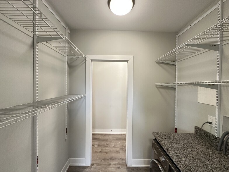 Building Photo - 722 W Brompton