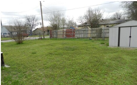 Building Photo - 2320 SW E Ave