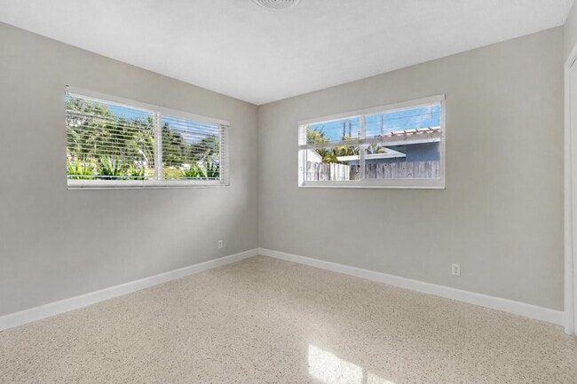 Building Photo - 1911 NE 27th St