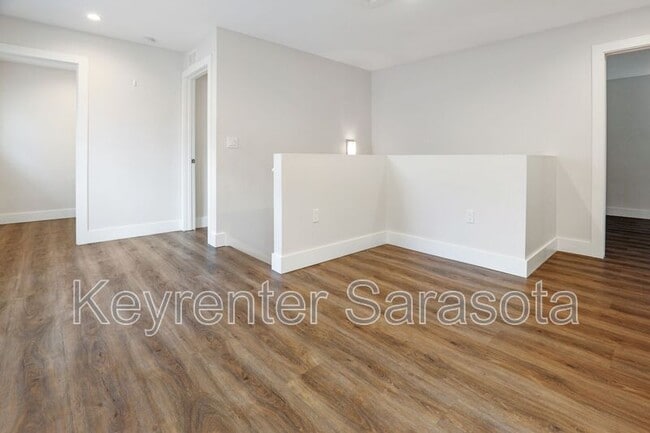 Building Photo - 2066 Roselawn St