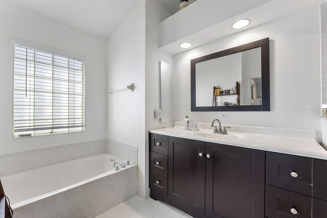 Building Photo - 107 Meadowlands Dr