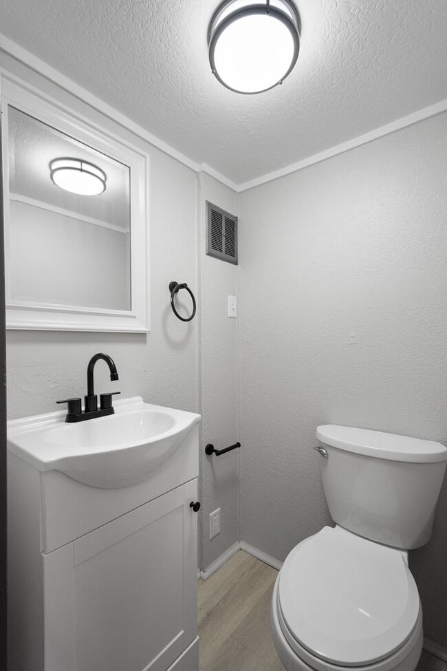 Building Photo - Stunning 2 bedroom home in Whitaker available January 15!