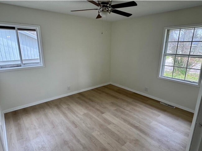 Building Photo - 910 Skyline Dr