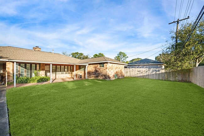 Building Photo - 5959 Beaudry Dr