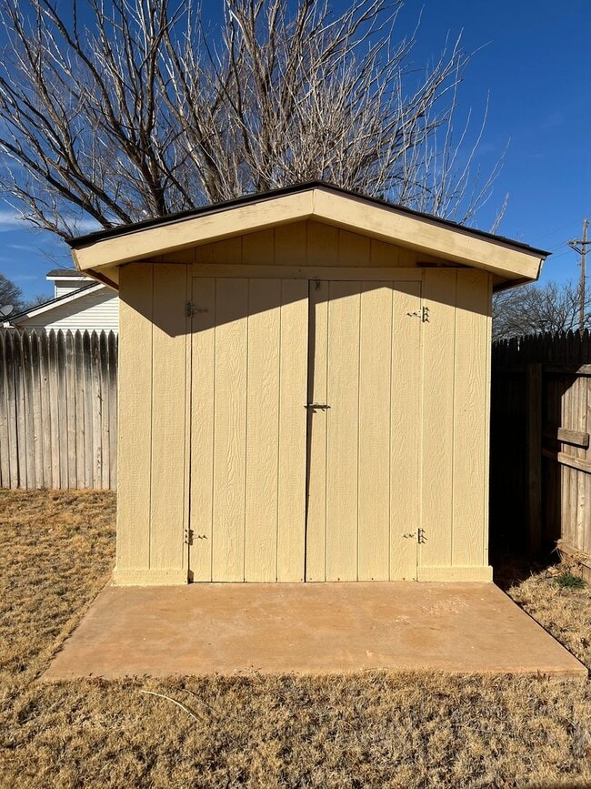 Building Photo - Available now! 3/2/2 with fenced backyard and small sunroom