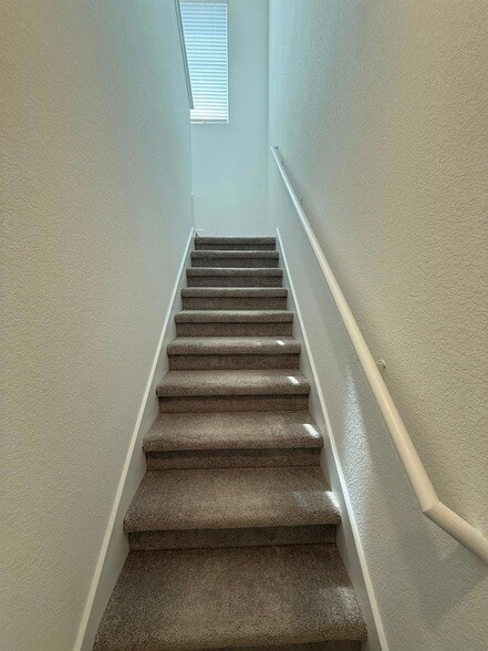 Building Photo - 519 Vantage Dr