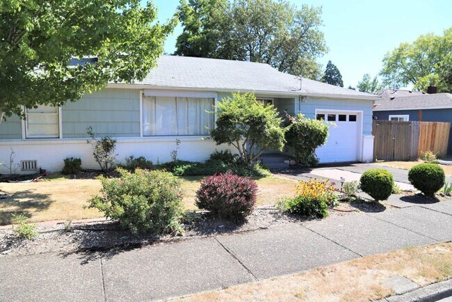 Building Photo - Charming 2 bed 1 bath Furnished, Utilities Included