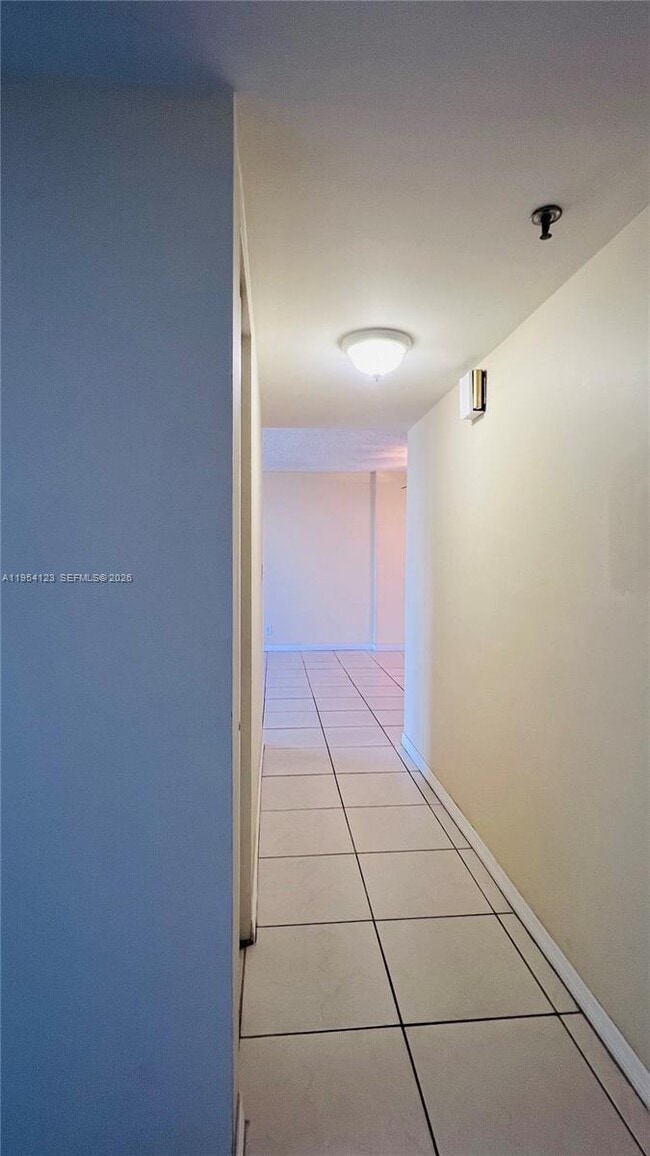 Building Photo - 901 Hillcrest Dr