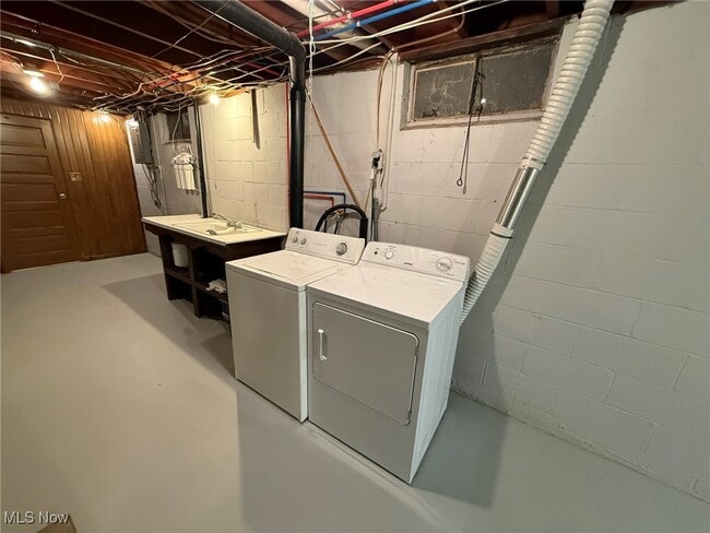 Building Photo - 230 E 21st St