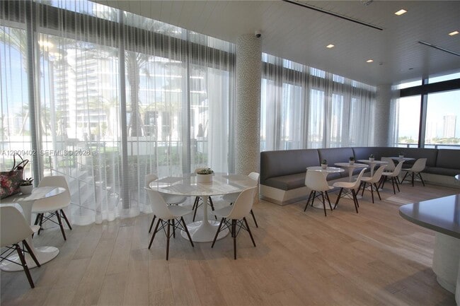 Building Photo - 5000 Island Estates Dr