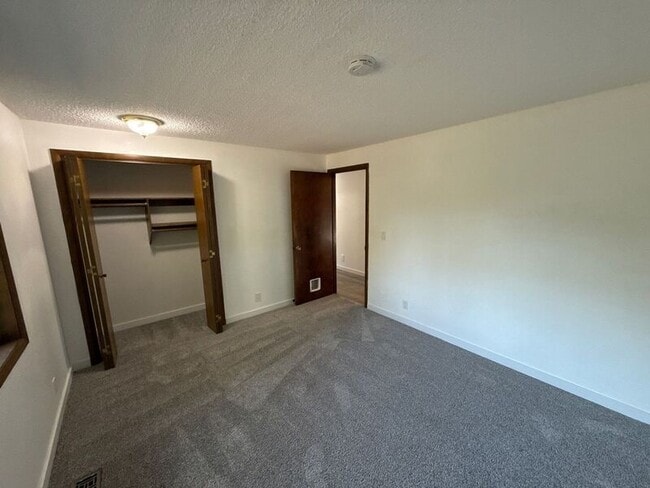 Building Photo - 869 Meadowlawn Dr SE