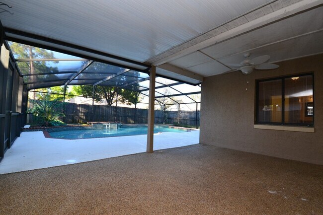 Building Photo - Gorgeous fully upgraded pool home in Ovied...