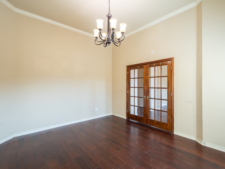 Building Photo - 1418 E Oates Rd