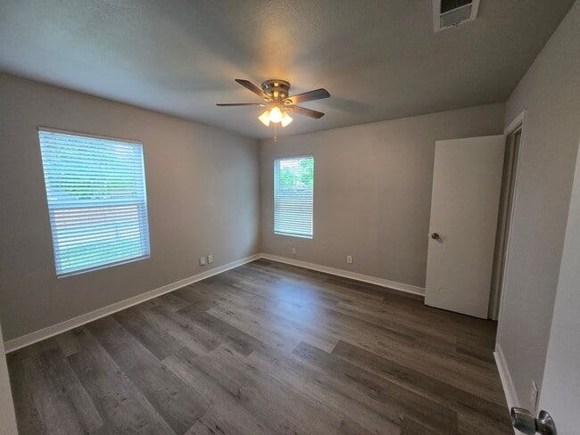 Building Photo - 2bed 1 Bath